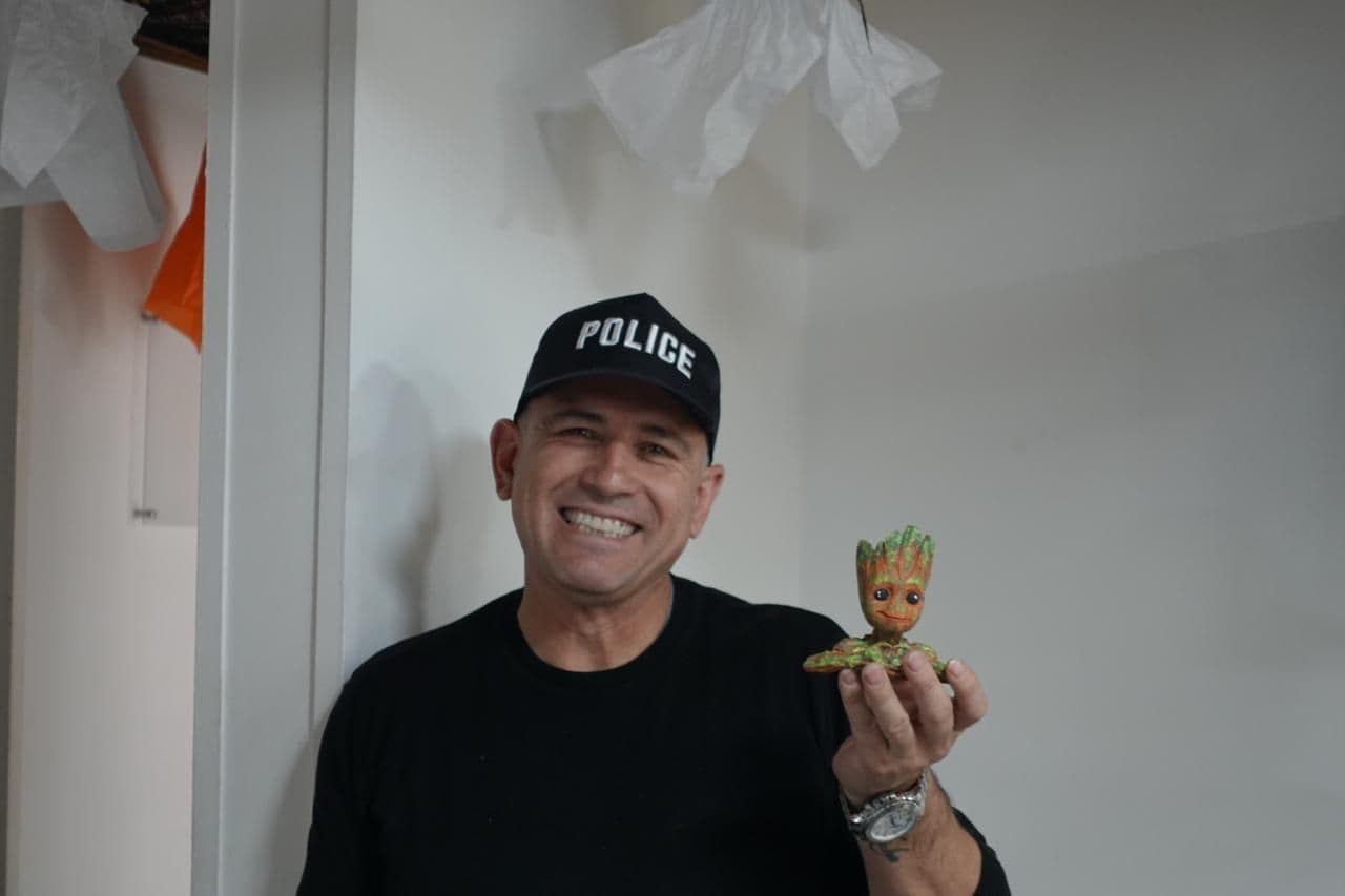 CEO de GyC sonriendo con el equipo