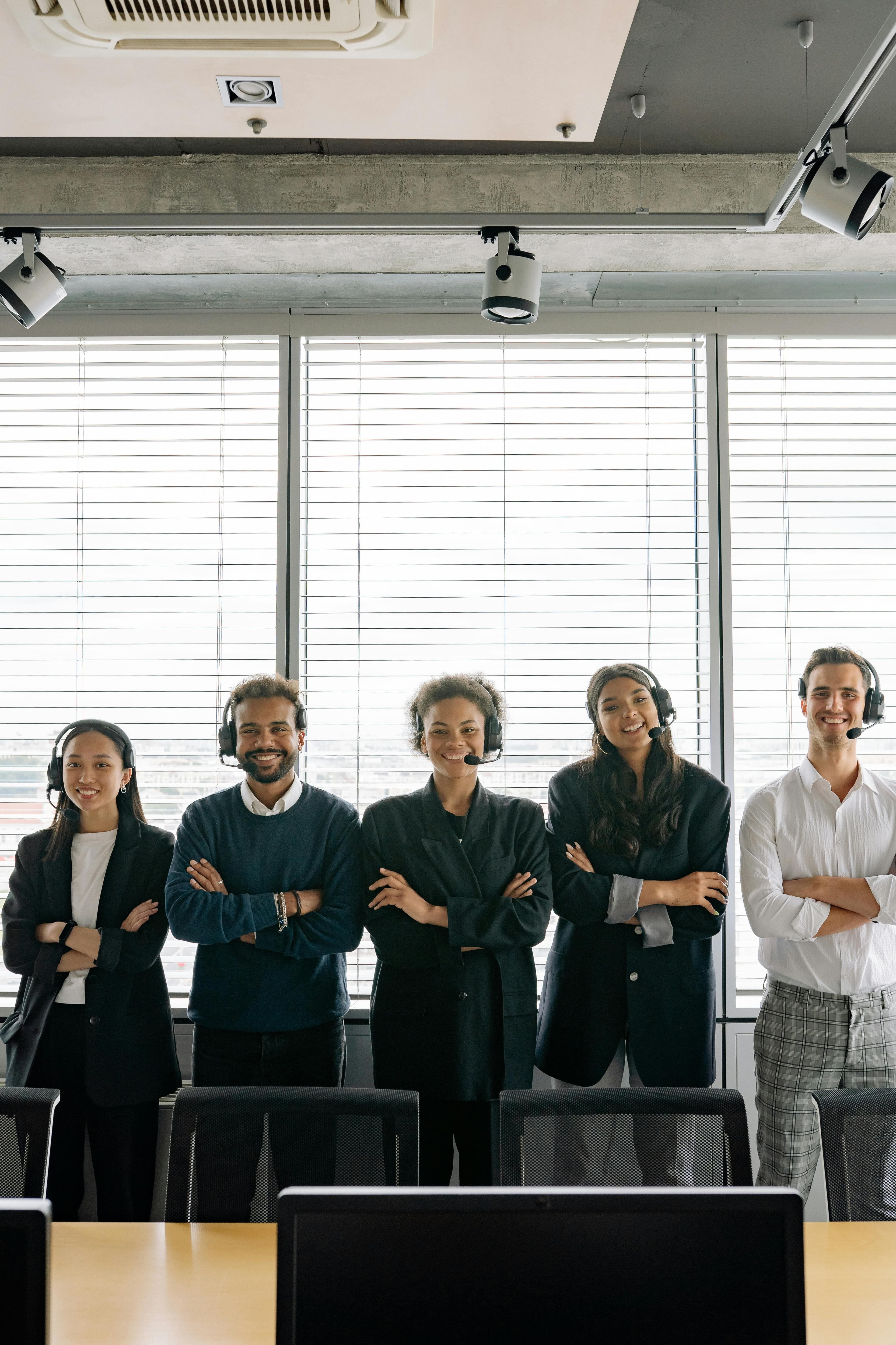 Equipo de brokers en reunión de trabajo