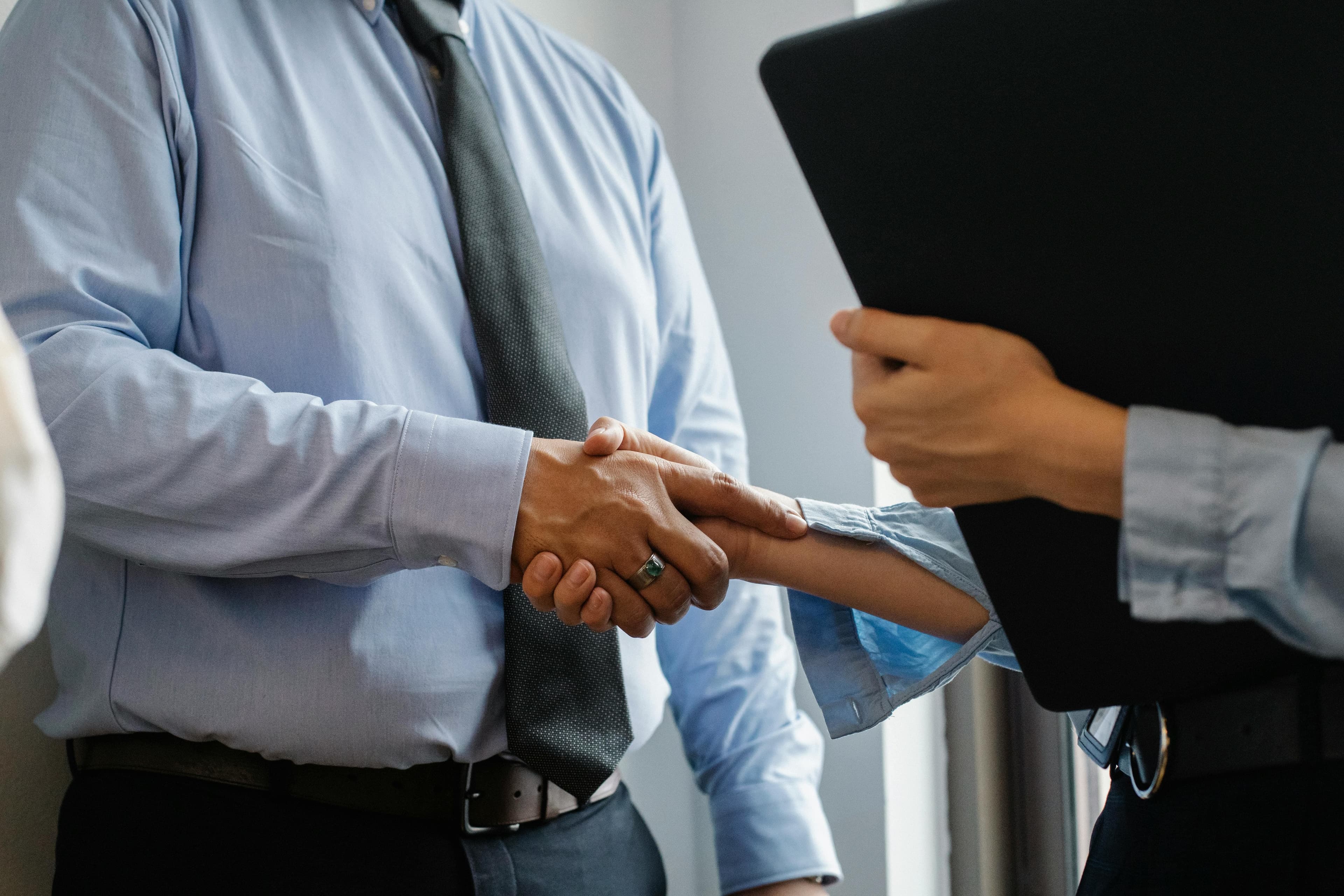 Acuerdo y confianza: ejecutivo en entorno profesional