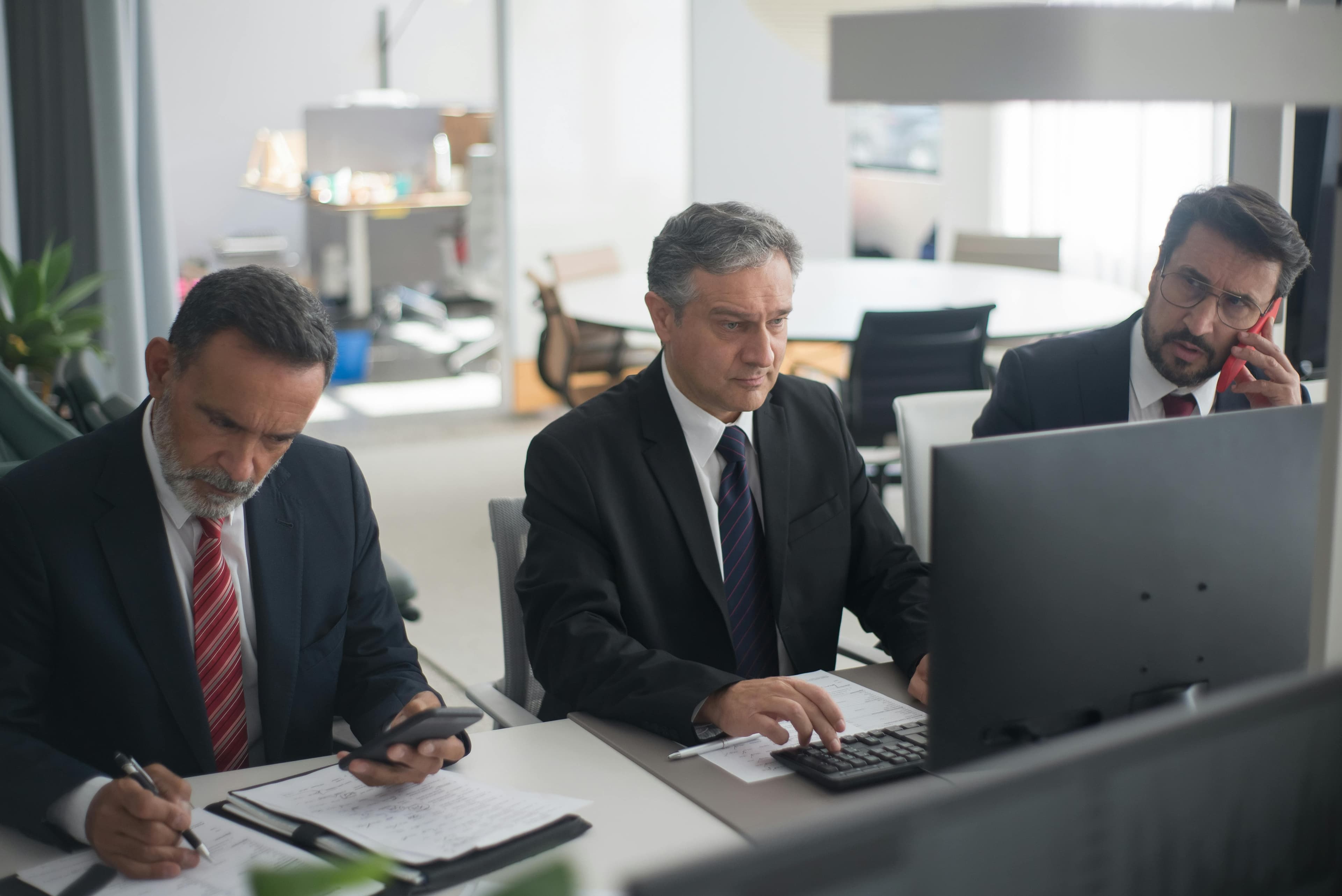 Equipo de asesores trabajando en oficina